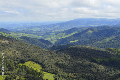 Bela vista das montanhas verdes 