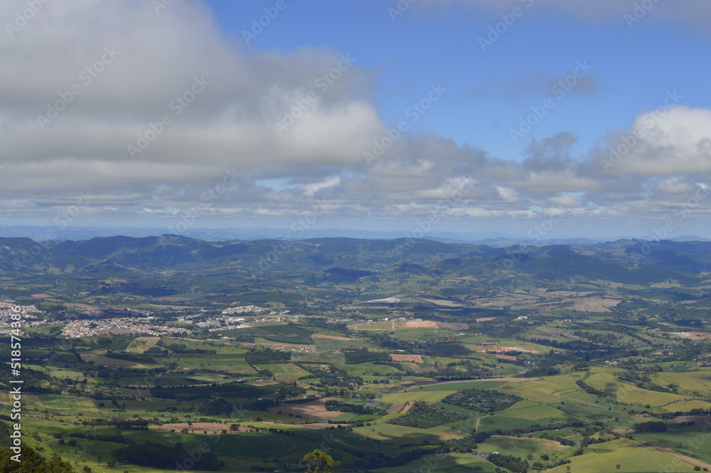 Nuvens brancas sob os verdes campos de Minas Gerais