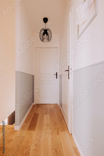 couloir blanc et gris