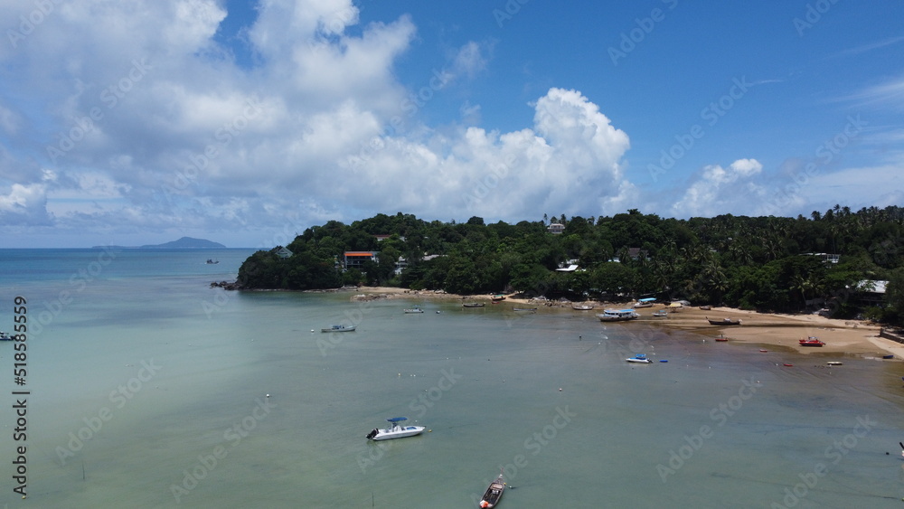 Obraz premium Rawai Beach lies at the southernmost tip of Phuket. This west-facing beach is very pleasant, with plenty of trees providing shade. 