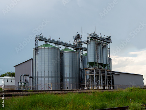 Flat bottom aluminum silos for grain storage. Grain elevator. Food crisis