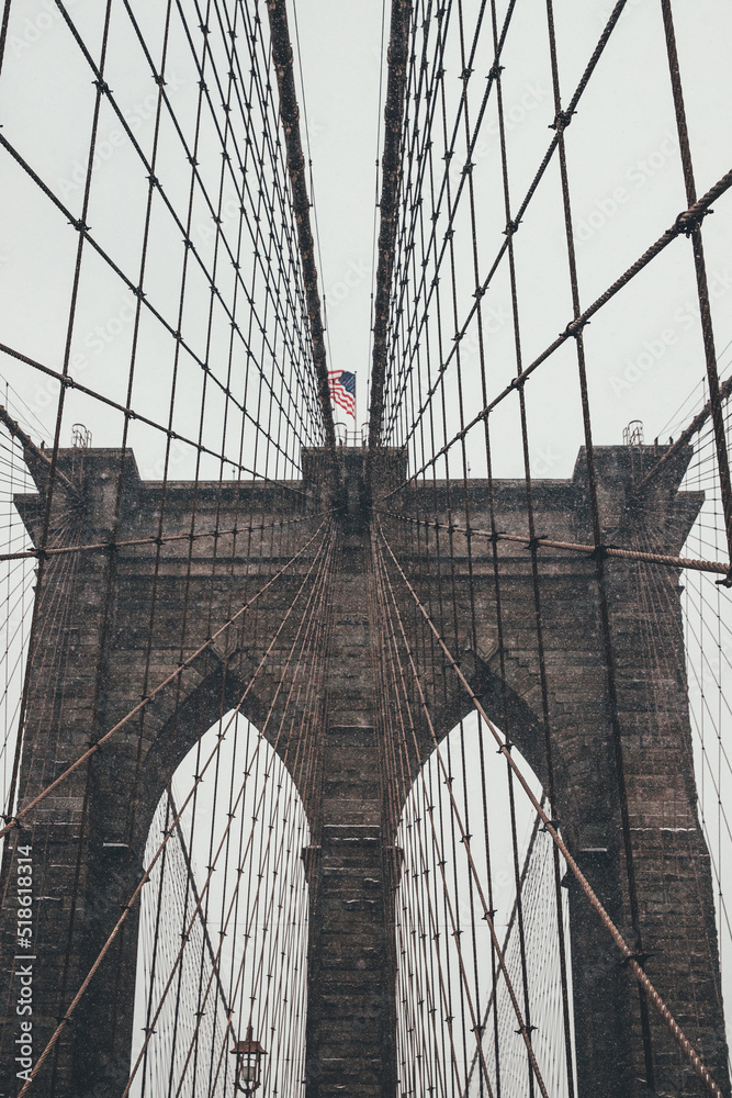 Fototapeta premium Puente de Brooklyn durante tormenta de nieve.