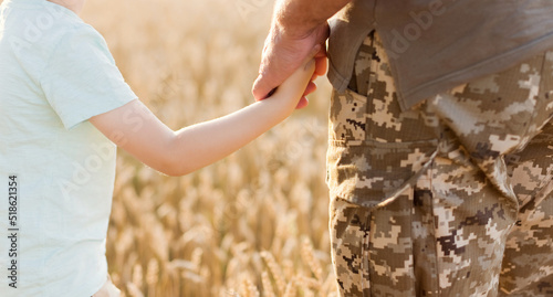 Billede på lærred Military man and child holding hands