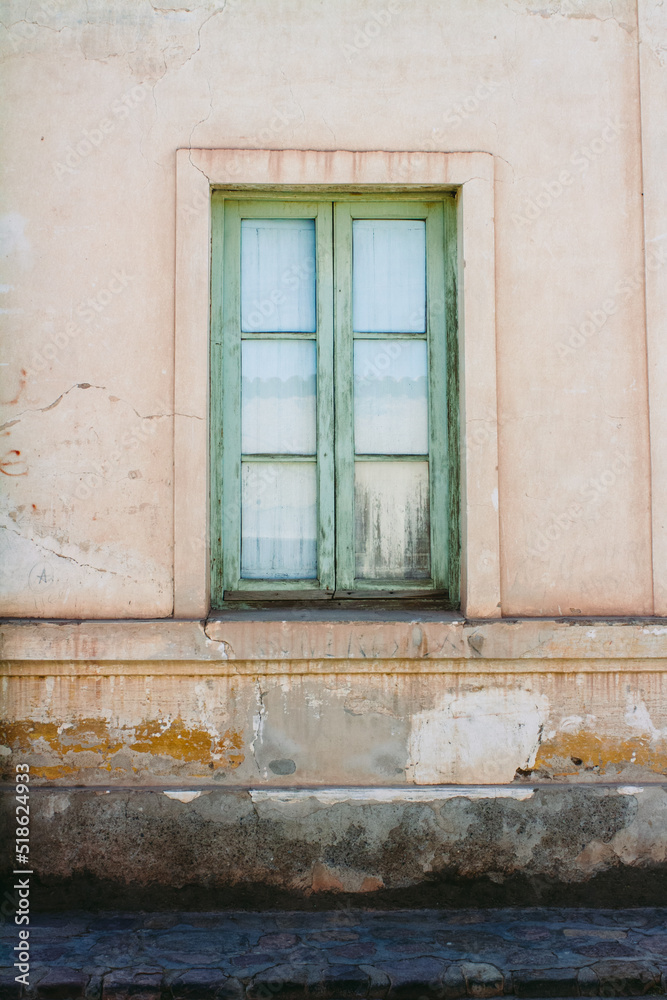 Antigua ventana verde  cerrada de pueblo colonial