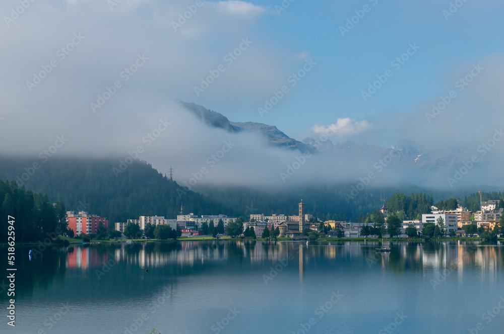 スイス　サンモリッツ湖　水面に反射するサンモリッツの街並み