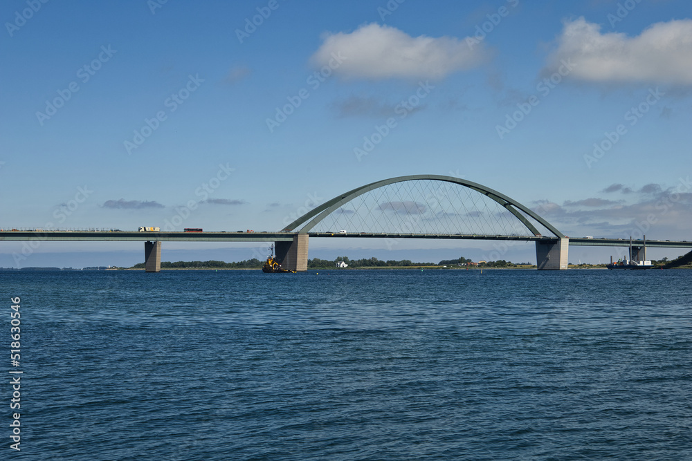 Fehmarnsundbrücke bei blauem Himmel und weißen Wolken Fehmarnsundbrücke bei blauem Himmel und weißen Wolken