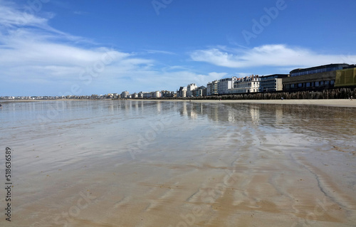 Fototapeta Naklejka Na Ścianę i Meble -  Grande plage de Saint-Malo à marée basse avec vue sur la ville