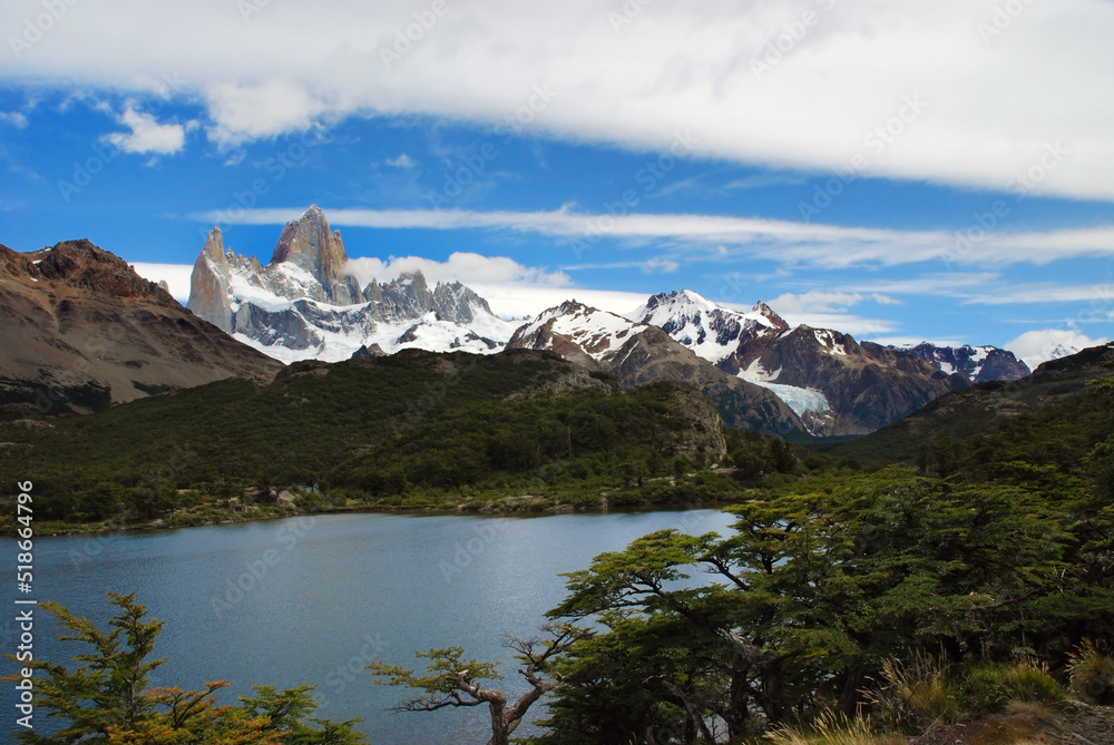 Monte Fitz Roy, El Chalten, Patagonia, Argentina. Lago junto a la Montaña. Montaña con Nubes