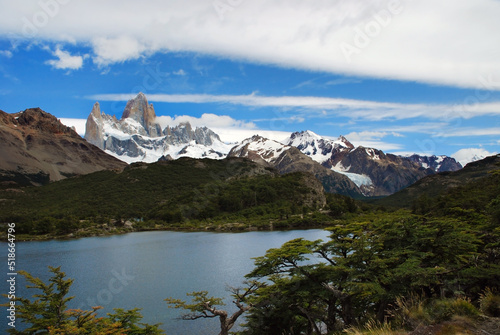 Monte Fitz Roy, El Chalten, Patagonia, Argentina. Lago junto a la Montaña. Montaña con Nubes