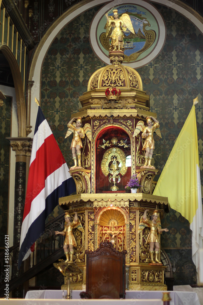 Obraz premium Altar at the Basilica of Our Lady Of The Angels in Cartago, Costa Rica (Altar en la Basilica de Nuestra Señora de los Angeles)