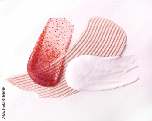 фотографія Closeup shot of a makeup smear of a creamy luminous blusher on a pink background