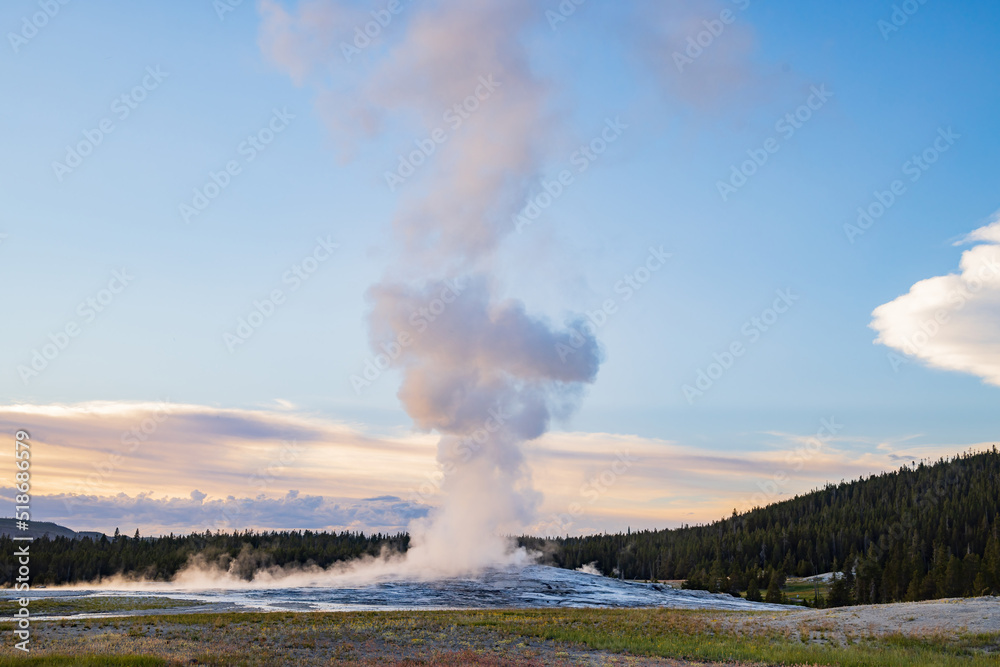Fototapeta premium Sunset view of the Old Faithful geyser