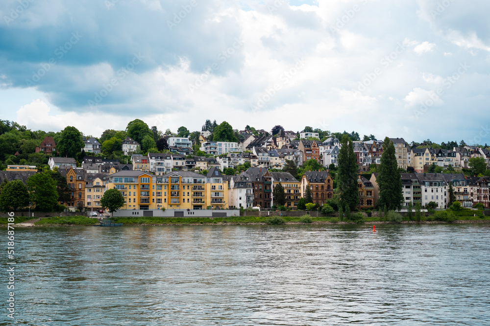 Fototapeta premium Häuser am Wasser, am Rhein