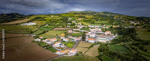 Topo é uma vila e freguesia açoriana do município da Calheta de São Jorge, com 9,35 km² de área e 508 habitantes (2011), de que resulta uma densidade populacional de 54,3 habitantes/km². photo