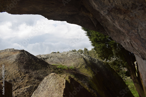 Antiguas rocas grandes con arte rupestre, antiguo territorio muisca - Piedras del Chivo Negro, Cundinamarca, Colombia