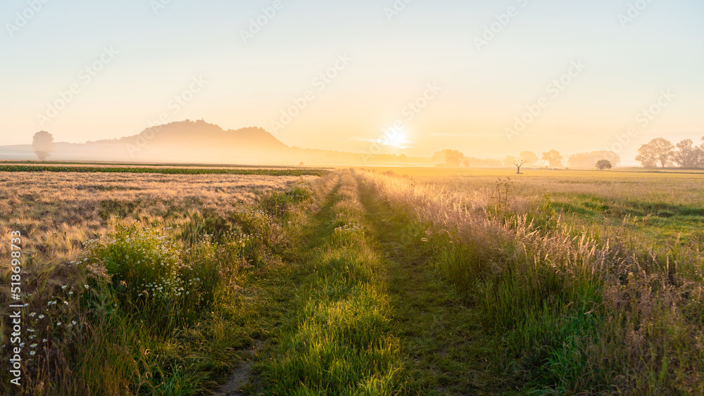 Obraz premium Goldener Sonnenaufgang