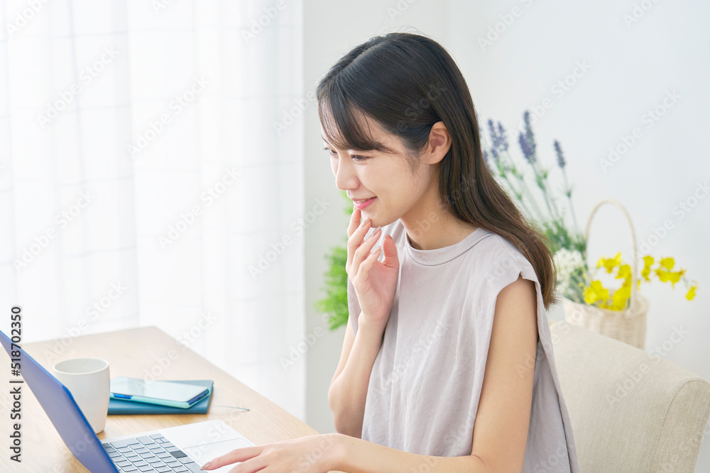 リビングノートパソコンを使う女性 リビングノートパソコンを使う女性