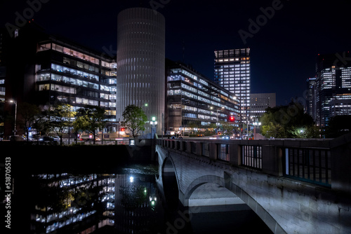 2021年10月8日19時頃に竹橋の東京都国立近代美術館寄りの場所からパレスサイドビルを撮影