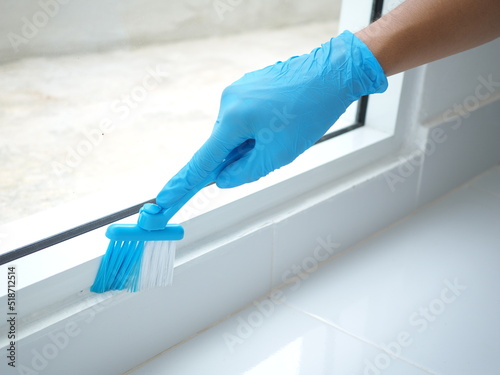 Sliding window groove cleaning brush screen cleaning tool.