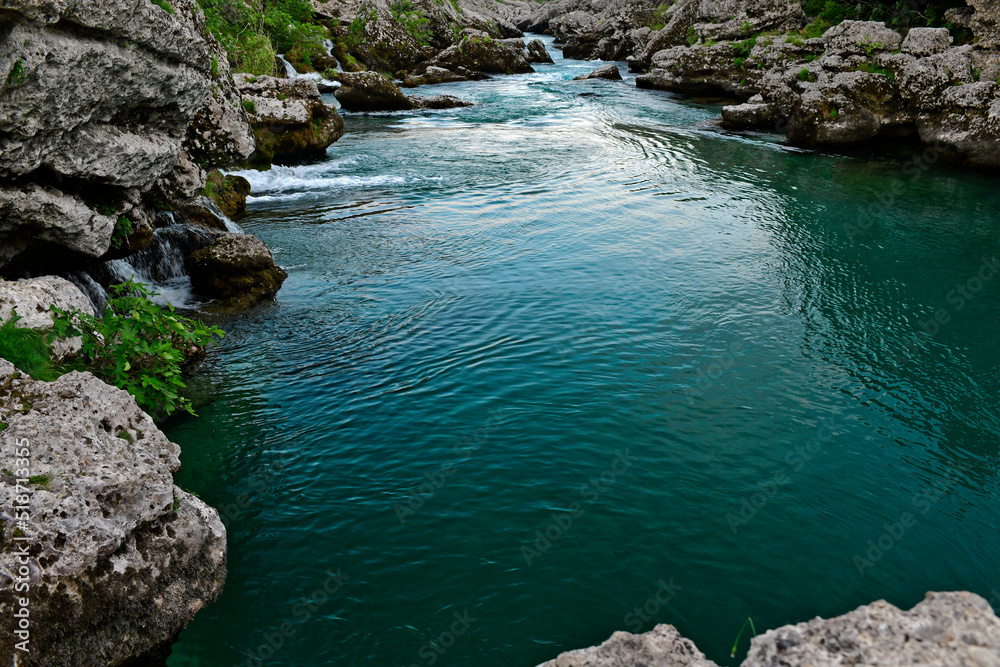 Fließgewässer im Karstfels am Stadtrand von Podgorica (Montenegro) // Flowing water in karst rock on the outskirts of Podgorica (Montenegro)