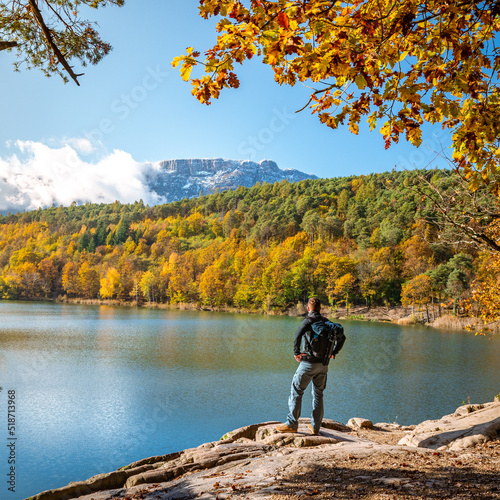 Person am Montiggler See in S  dtirol im Herbst