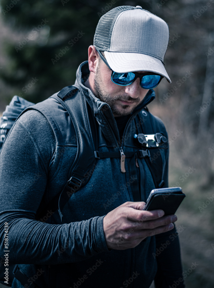 Outdoor Lifestyle Mann mit Smartphone Outdoor Lifestyle Mann mit Smartphone