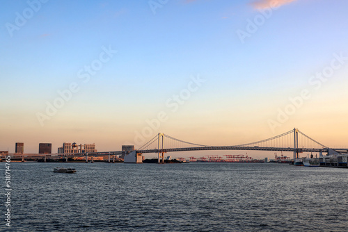 夕方の東京湾とレインボーブリッジ