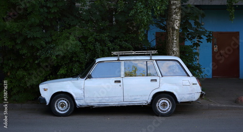 An old white Soviet car in the courtyard of a residential building, Iskrovsky Prospekt, St. Petersburg, Russia, July 2022 © Станислав Вершинин