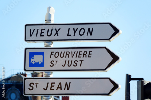 Panneaux indicateurs dans le centre historique de Lyon, France, direction Vieux Lyon, Fourviere St Just et St Jean