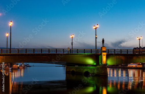 日暮れて灯る幣舞橋の灯り