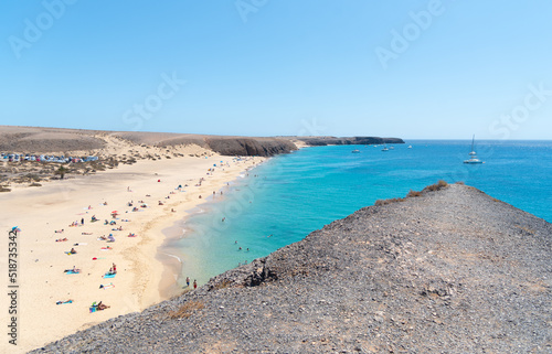 Playa Mujeres en la isla de canarias  Lanzarote. Mar color azul turquesa en la costa canaria en un d  a de verano. 