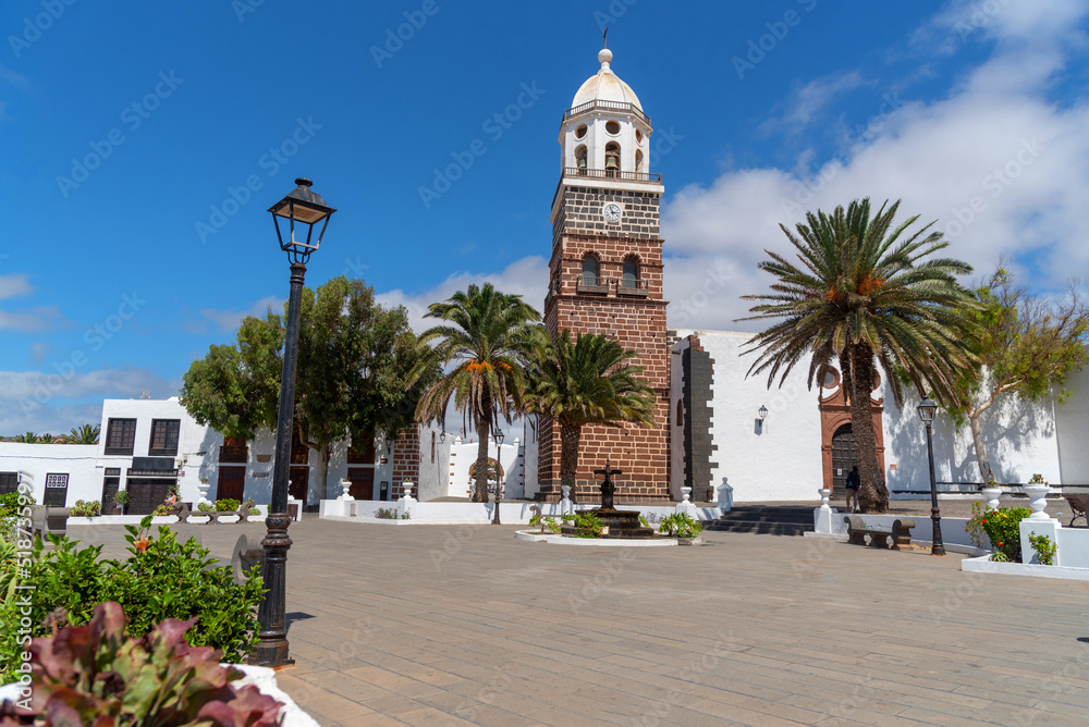 Plaza de Teguise con la iglesia de fondo en Lanzarote, Islas Canarias. Turismo por la isla de España. parque de canarias sin gente. 