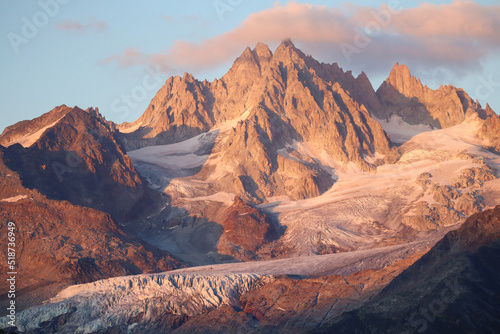 Coucher de soleil sur un glacier des Alpes
