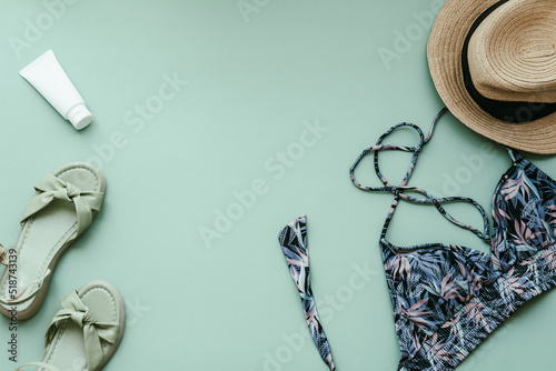 夏イメージ 水着、麦わら帽子、スキンケア、日焼け止め