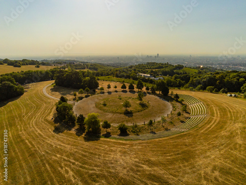 Baumkreis und Steinkreis am Himmel in Wien  von oben