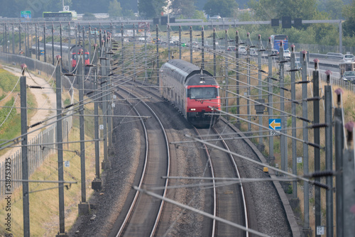 zweispurige eisenbahn autobahn öffentlicher verkehr arbeitsweg parallel industrie wirtschaft geschäftswelt urban photo