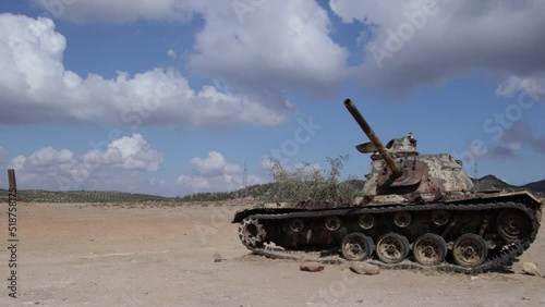 épave de char allemand de la deuxième guerre mondiale dans le désert tunisien photo