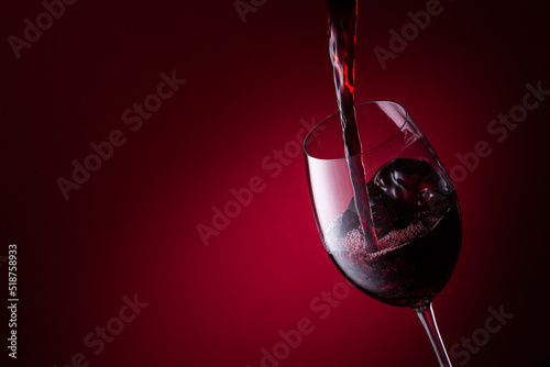 赤ワインを注ぐ photo