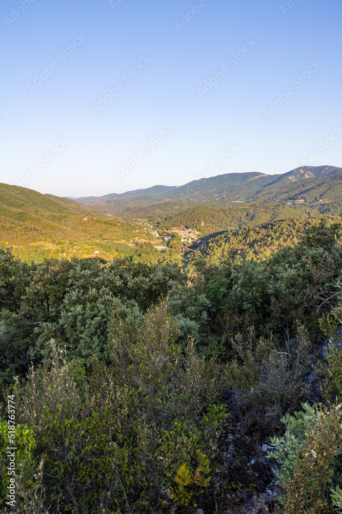 Vue au lever du soleil sur le village médiéval d'Olargues et les montagnes alentours du Parc naturel régional du Haut-Languedoc