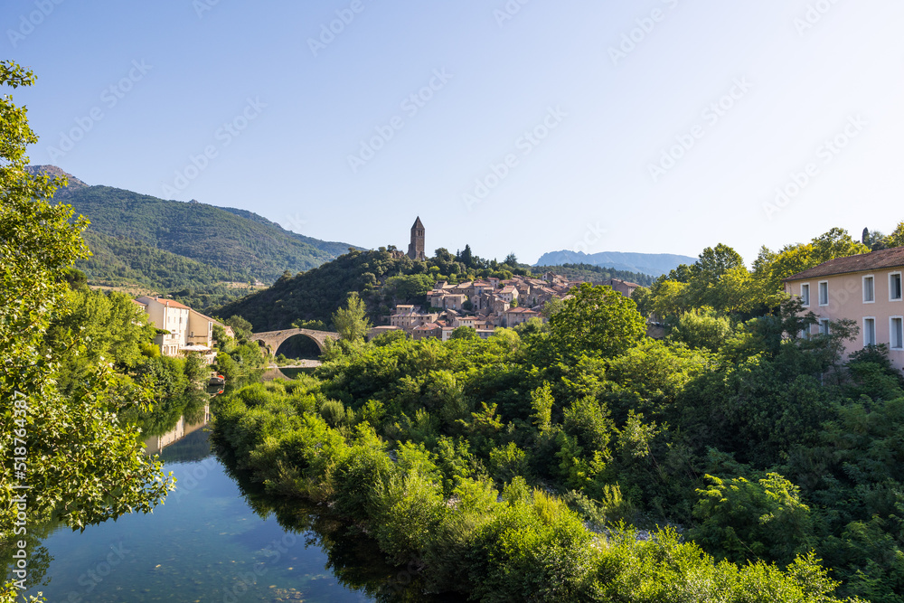 Vue ensoleillée sur le village médiéval d'Olargues dans le Parc naturel régional du Haut-Languedoc