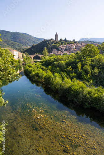 Vue ensoleillée sur le village médiéval d'Olargues dans le Parc naturel régional du Haut-Languedoc