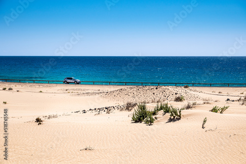 Auto auf der FV-104 in den Dünen von Corralejo auf Fuerteventura © Neissl