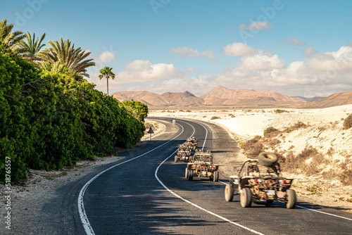 Buggy-Tour auf der FV-104 in den Dünen von Corralejo mit Palmen auf Fuerteventura