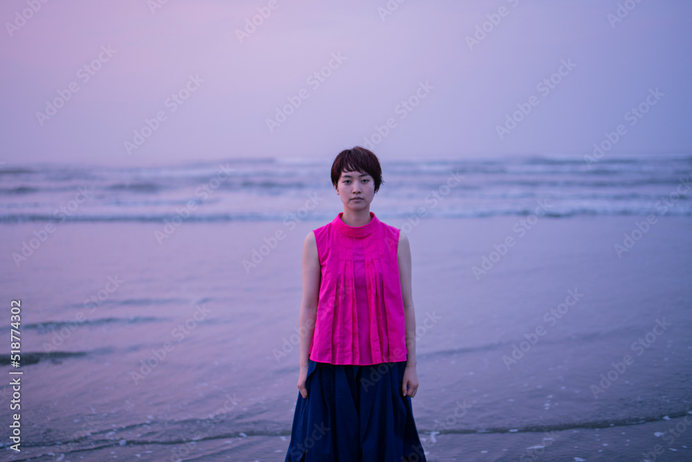海辺 20代女性 朝焼け