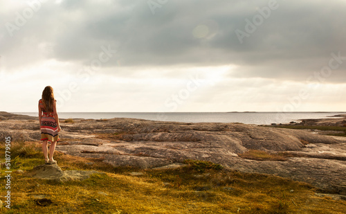 Frau mit Sommerkleid an einer Küste © by-studio