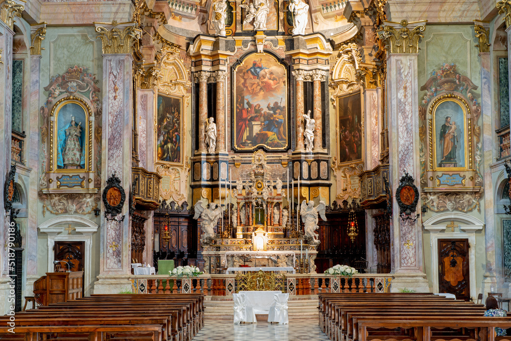 Obraz premium Clusone Italy 2022Basilica of Santa Maria Assunta and San Giovanni Battista in Clusone was built, according to tradition, on the ruins of an ancient Roman temple dedicated to the goddess Diana