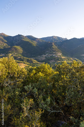 Vue au lever du soleil sur les petits villages et les montagnes autour d'Olargues dans le Parc naturel régional du Haut-Languedoc