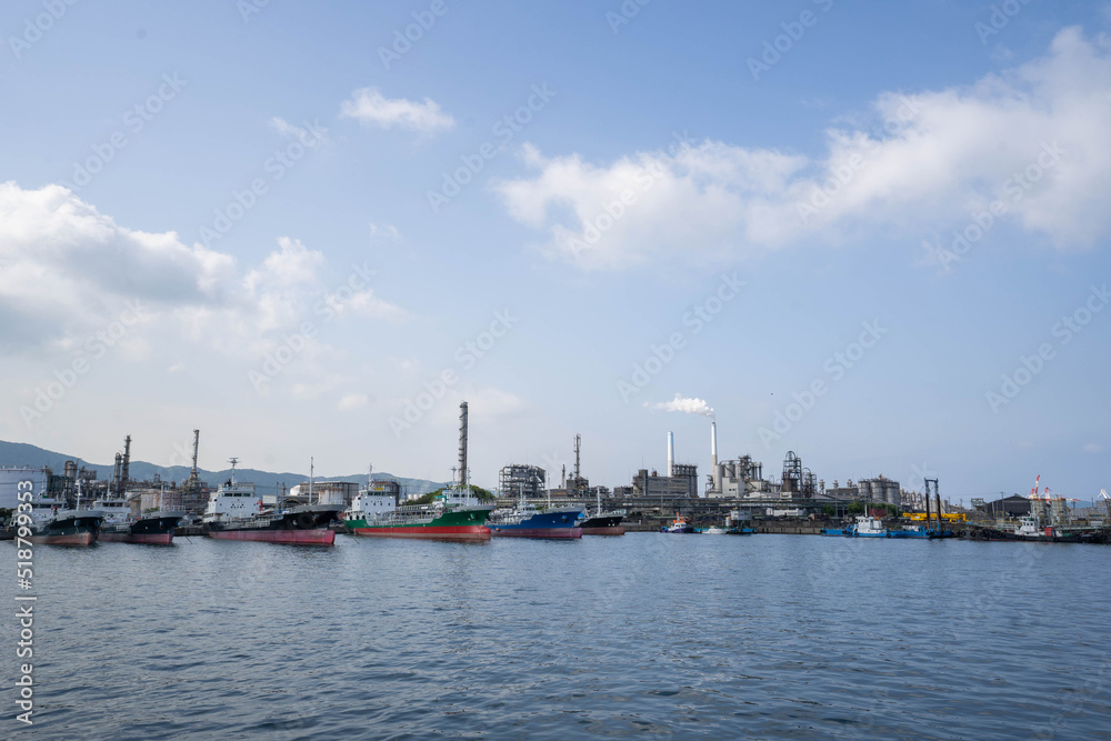 徳山港から臨む石油化学コンビナート