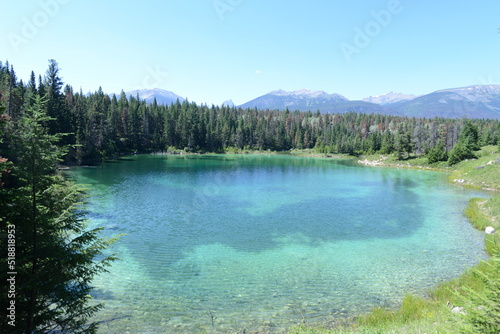 カナダの山道で見つけた美しい湖と空