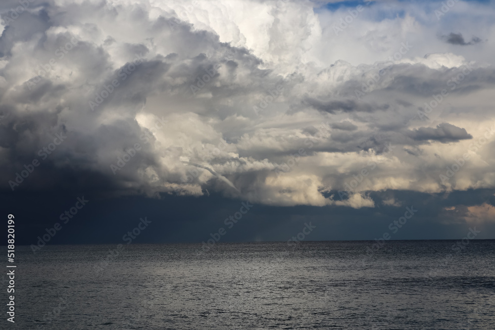 Grandes nubes de tormenta en el mar y cortina de lluvia